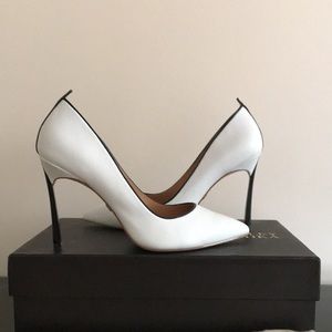 Badgley Mischka Stiletto 4” pumps, New in the Box, white leather, size 5.5